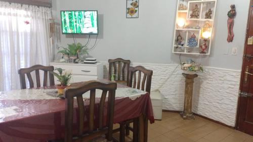 comedor con mesa y TV en deolinda en Mendoza