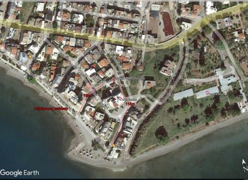 a map of a city next to the water at Oranje Guesthouse in Itea