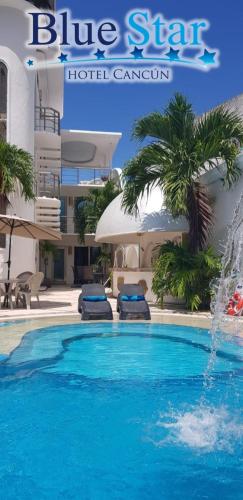 un chameau étoilé bleu avec une piscine dans l'établissement Aparthotel Blue Star, à Cancún
