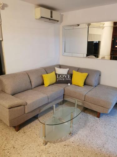 sala de estar con sofá y mesa de cristal en Aparthotel Blue Star, en Cancún