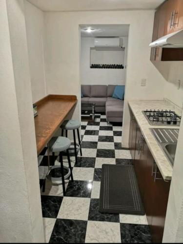 una cocina con suelo a cuadros en blanco y negro en Aparthotel Blue Star, en Cancún