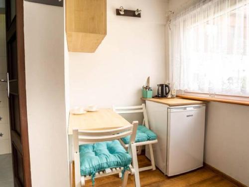 Una cocina o zona de cocina en U Ewy! Pokoje gościnne z darmowym parkingiem! Duże ogrodzone podwórko! Centrum Ustki! Blisko Plaży!