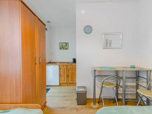 Una cocina o zona de cocina en U Ewy! Pokoje gościnne z darmowym parkingiem! Duże ogrodzone podwórko! Centrum Ustki! Blisko Plaży!