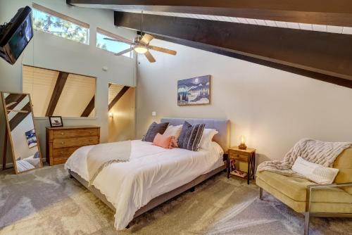 una camera con letto e ventilatore a soffitto di Private condo steps from ski lift minutes to lake a Stateline