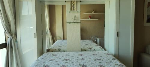 Un pat sau paturi într-o cameră la Aconchegante Apartamento com Vista para o Mar e Nascer do Sol
