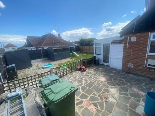 a backyard with a fence and a frisbee at Spacious 4 bedroom house in Billericay