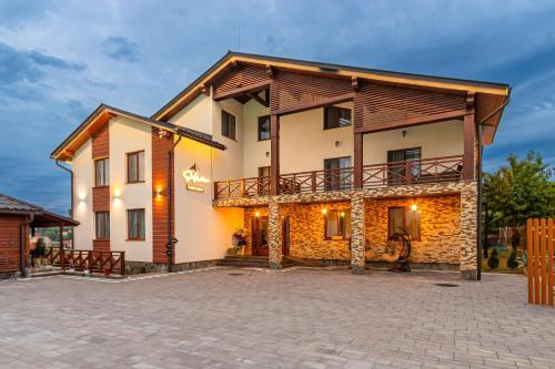 une villa avec une cour en face d'un bâtiment dans l'établissement Sofion hotel&resort, à Solotvyno