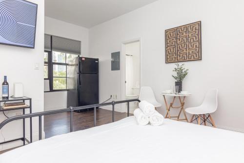 a bedroom with a white bed and a table and chairs at Miami Downtown Cozy Studio near to South Beach - 5 minutes to Wynwood in Miami
