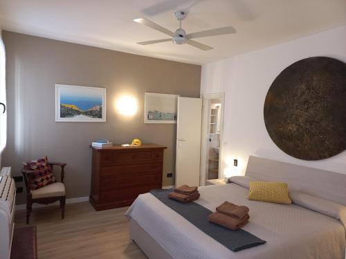 - une chambre avec un lit et un ventilateur de plafond dans l'établissement Apartment Cafoscari, à Venise