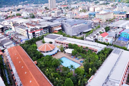 una vista aerea di una città con edifici di PATONG TOWER FAMILY APARTMENT by PTA a Patong Beach