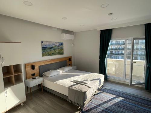 ein Schlafzimmer mit einem Bett und einem großen Fenster in der Unterkunft Royalova Hotel in Yalova
