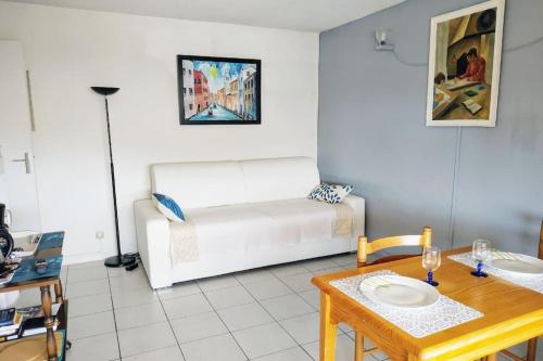 un salon avec un canapé blanc et une table dans l'établissement Le Dali, Plage à 5 min parking, à La Seyne-sur-Mer