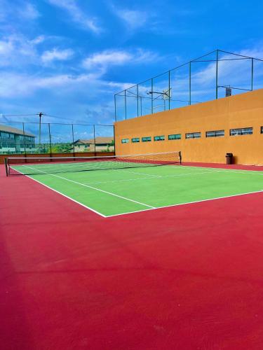 Tenis a/nebo squash v ubytování Flat Eco Resort Praia Dos Carneiros nebo okolí