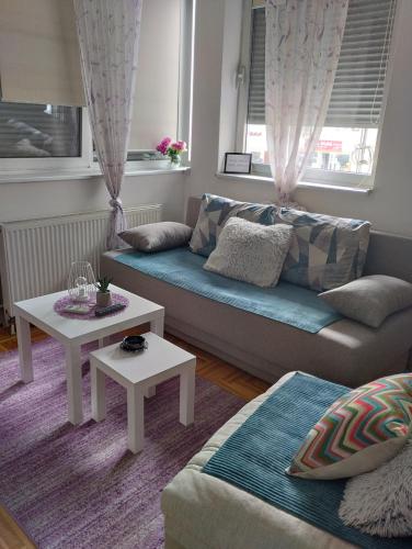 sala de estar con sofá y mesa en Apartman (stan na dan) M&M Prijedor, en Prijedor