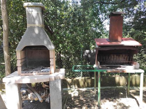 two oldoves are sitting next to each other at Il Colombaiolo in Castelmuzio