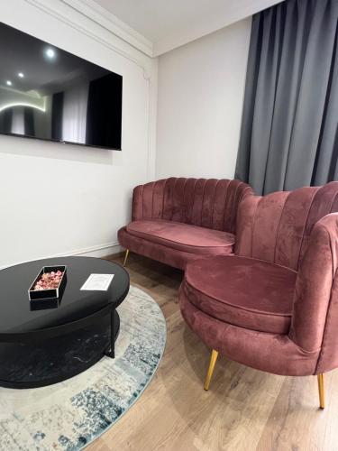a living room with a couch and a table at Traum Wohnung mit Kingsize-Bett in Graz