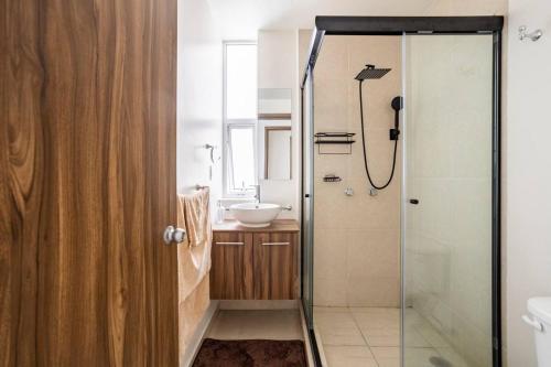 ein Bad mit einer Dusche und einem Waschbecken in der Unterkunft Apartment, renovated perfect for Nomads in Mexiko-Stadt