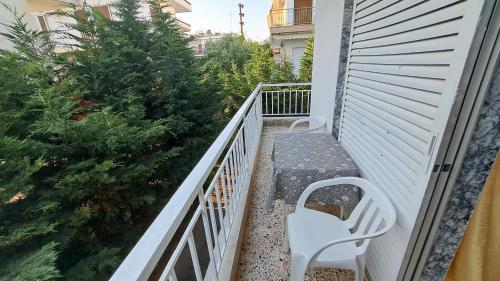 Φωτογραφία από το άλμπουμ του Beachfront apartment 10m from the beach στην Παραλία Διονυσίου