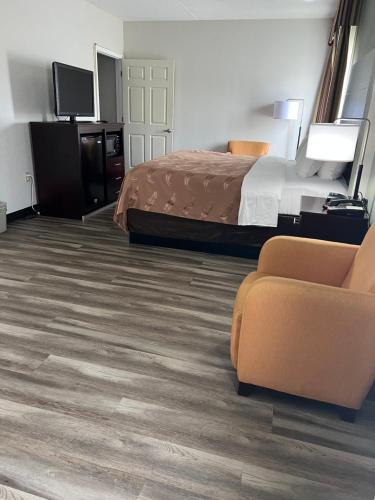 Postel nebo postele na pokoji v ubytování Quality Inn Merriam Kansas City