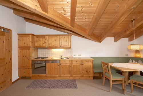 Gästehaus Larchにあるキッチンまたは簡易キッチン
