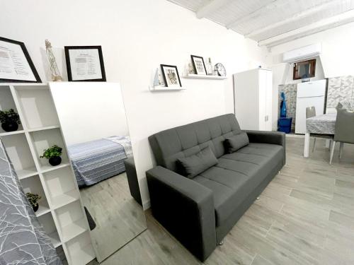ein Wohnzimmer mit einem Sofa und einem Bett in der Unterkunft SeaView Nicotera Marina in Nicotera Marina