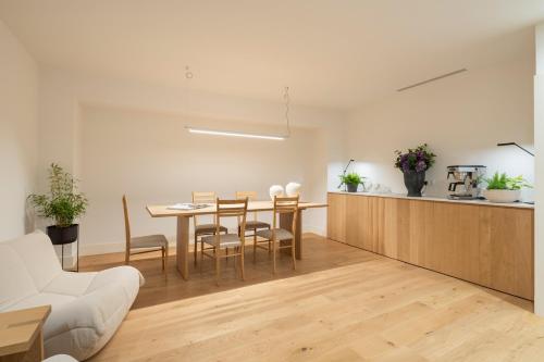 a kitchen and dining room with a table and chairs at Porto Real Hotel in Finisterre