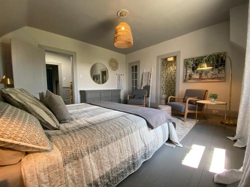 una camera con letto, tavolo e sedie di Thunderbird Farm a Kawartha Lakes