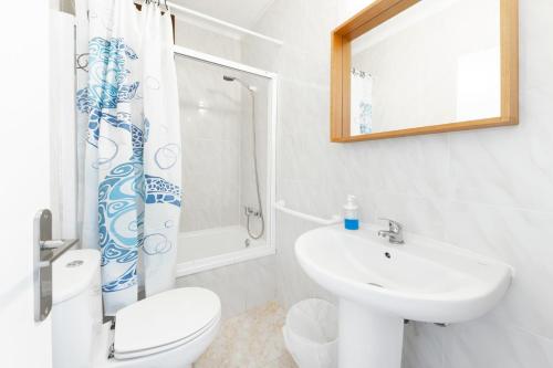 Ванная комната в Hostal Cala Llombards