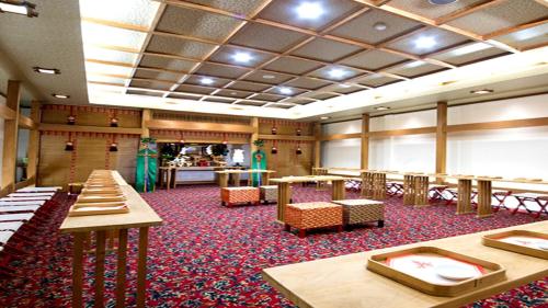 una gran sala con mesas y sillas y un salón de clase en Hotel Satsukien - Vacation STAY 75955v en Kanoya
