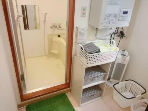 małą łazienkę z prysznicem i umywalką w obiekcie Hakodate station 5minutes - Vacation STAY 80839v w mieście Hakodate