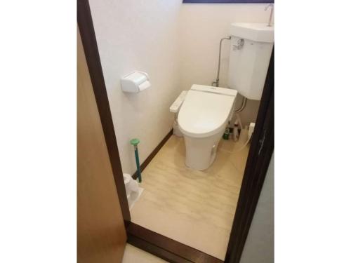 ein kleines Bad mit WC in einem Zimmer in der Unterkunft Corpo Marika 0 - Vacation STAY 81260v in Hakodate