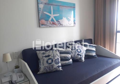 - une chambre dotée d'un lit bleu avec des oreillers et une photo dans l'établissement Lindo apartamento com vista para o mar em Canasvieiras C108, à Florianópolis