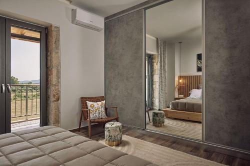 1 dormitorio con cama y espejo grande en Villa Arianna, close to the beach!, en Kalamaki