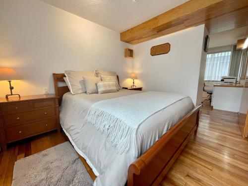 a bedroom with a large bed with white sheets and pillows at Elegant and comfortable apartment near Coyoacán in Mexico City