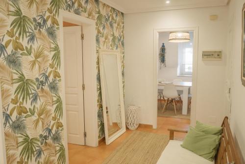 um quarto com uma cama e um corredor com uma parede em Bellamar Playa Santa Maria em Naveces