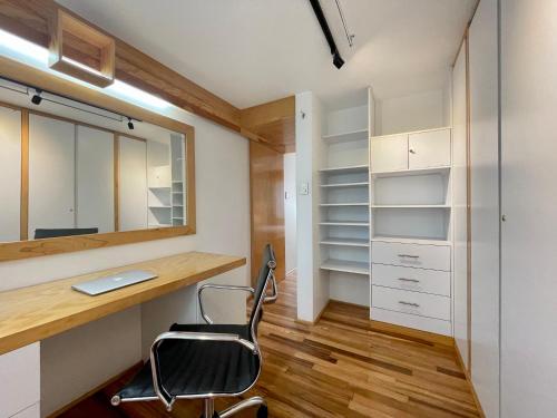 a home office with a desk and a chair at Elegant and comfortable apartment near Coyoacán in Mexico City
