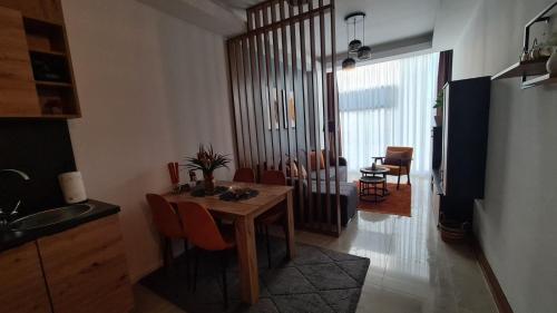 a kitchen and living room with a table and chairs at Apartman Orange in Bugojno