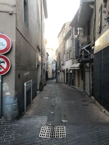 an empty street in an alley with buildings at Duplex climatisé avec fibre 4 personnes in Agde