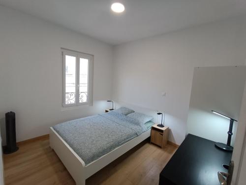 une chambre blanche avec un lit et une fenêtre dans l'établissement T3 rénové en 2023, Intra muros Avignon, à Avignon