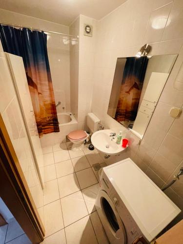 y baño con lavabo, aseo y ducha. en Peace Sea View Apartment, en Makarska
