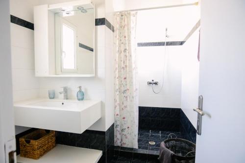 a bathroom with a sink and a shower at Nous Dios in Xilokéra