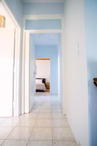 an open hallway with a bed in a bedroom at Nous Dios in Xilokéra