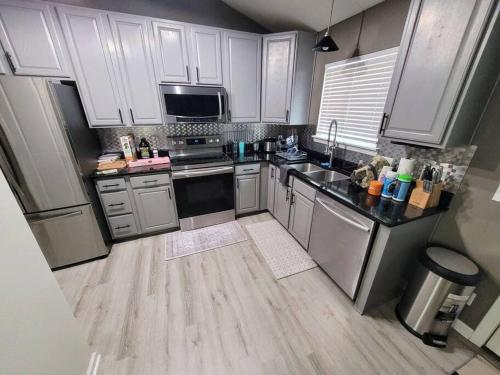 une cuisine avec des armoires blanches et des appareils en acier inoxydable dans l'établissement Nice and quiet neighborhood, à Omaha