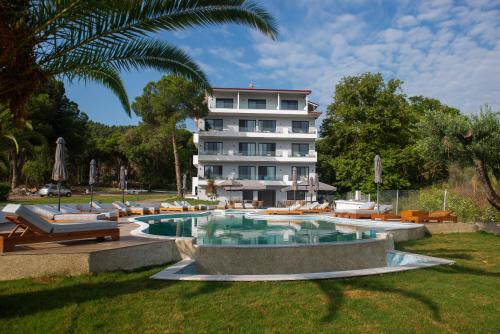 een hotel met een zwembad en een resort bij domus hospitality in Vourvourou