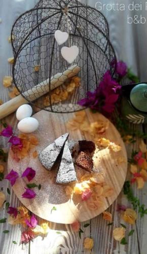 a table topped with a plate with a basket of eggs at Grotta dei Puntali B&B in Carini