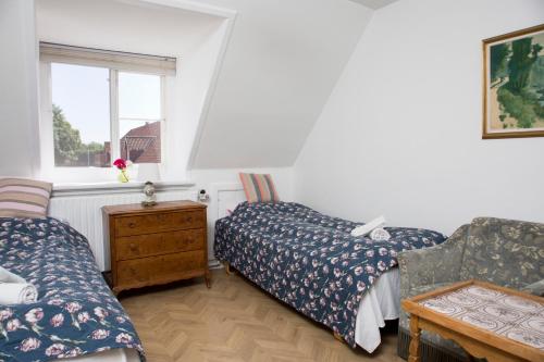 a bedroom with two beds and a window at Bellinge House in Horreby