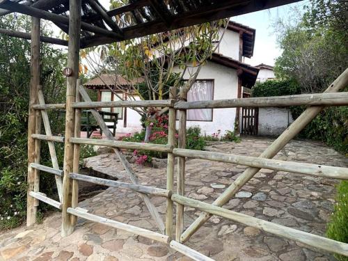a wooden fence in front of a house at Agradable y Acogedora casa de playa in Papudo