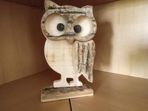 a statue of an owl sitting on a table at La Casa Shabby in Marilleva