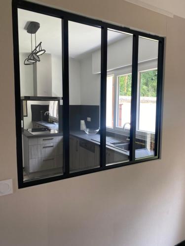 Maison au calme avec spa et rivière à côté de CHARTRES في Saint-Prest: مرآة معلقة على جدار في المطبخ