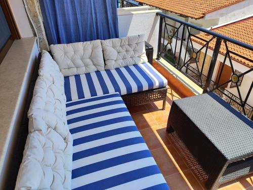 Postel nebo postele na pokoji v ubytování navy blue